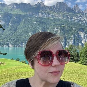 Meet your Posher, Desi